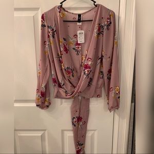 🌸 Floral wrap tie top